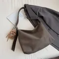 Sac hobo marron foncé en cuir avec texture litchi et décoration charme d'ours en peluche - Vert avec Pendentif