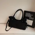 Borsa tote minimalista in pelle scamosciata nera con tracolla regolabile e fibbie - Nero