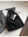 Borsa tote nera in nylon con tracolla arricciata e dettagli decorativi con coulisse - Nero