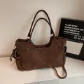 Borsa tote scamosciata marrone scuro con tasche laterali a coulisse e tracolla regolabile - Marrone