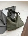 Borsa hobo verde scuro con manico arricciato di tendenza e finitura opaca di pregio - Verde