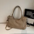 Borsa tote kaki minimalista in morbido camoscio con dettagli di coulisse laterali - Cachi