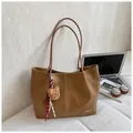 Bruine leren shopper met witte stiksels en een schattige pluche beer hanger - Bruin met Hanger
