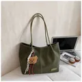 Grote olijfgroene imitatielederen shopper met witte stiksels en pluche beer hanger - Groen met Hanger