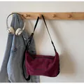Sac bandoulière en daim rouge foncé avec sangle réglable et broderie Ganatu élégante - Rouge Vin Sans Ornements