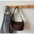 Sac fourre-tout en daim marron foncé avec lettres et bandoulière noire réglable - Couleur Café Sans Ornements