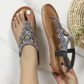 Detail von Boho-Sandalen mit ethnischen Perlen, Strass und elastischem Fersenriemen - Dunkelblau