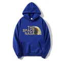 Détail de l'imprimé NASA et de l'étiquette taille L sur le sweat bleu roi - S / Bleu clair