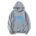Detail des Los Angeles Aufdrucks auf grauem Hoodie mit Größe L Etikett und weichem Stoff - S / Grau