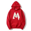 Détail d'un sweat à capuche rouge montrant le graphisme M blanc et la poche kangourou - S / Rouge
