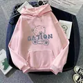 Dettaglio della felpa rosa con cappuccio con stampa orsetto e polsini a costine - Taglia S / rosa scuro