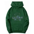 Dettaglio felpa con cappuccio verde scuro con scritta GATION, orso e tasca a marsupio - Taglia S / Verde Scuro
