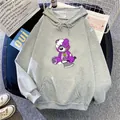 Detalle de sudadera gris con estampado de oso, bolsillo canguro y capucha ajustable - S / Gris claro
