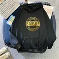 Detail eines schwarzen Oversize-Hoodies mit goldenem Textdruck und Kängurutasche - S / Schwarz