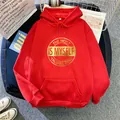 Detail eines roten Oversize-Hoodies mit goldenem Logo-Druck und verstellbarer Kapuze - S / Rot
