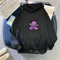 Dettaglio felpa con cappuccio nera con grafica orsetto angelo viola e tascone - S / Nero