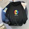 Dettaglio flat lay della felpa nera con cappuccio, stampa arcobaleno e tasca a marsupio - S / Nero