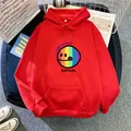 Vista piatta di una felpa rossa con cappuccio con smiley arcobaleno e tasca a marsupio - S / Rosso