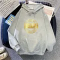 Flachbild eines grauen Oversized-Fleece-Hoodies mit goldenem Grafikdruck und Kängurutasche - S / Hellgrau