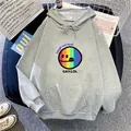 Dettaglio della felpa grigia con cappuccio, smiley arcobaleno e scritta stampata - S / Grigio chiaro