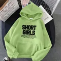Vue à plat d'un sweat à capuche oversize vert clair avec texte Short Girls imprimé - S / Vert Herbe