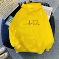 Sweat à capuche jaune à motif cœur en vue à plat avec accessoires de style de vie chaleureux - Jaune