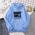 Détail du sweat à capuche bleu clair avec texte SHORT GIRLS noir et texture en coton doux - S / Bleu ciel