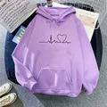Détail du sweat à capuche violet lavande avec graphique cœur et poche kangourou - Mauve Clair