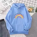 Détail du sweat à capuche en polaire bleu clair avec imprimé arc-en-ciel et cordon - S / Bleu ciel