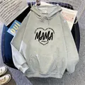 Λεπτομέρεια του Mama heart print σε ανοιχτό γκρι hoodie με τσέπη καγκουρό - S / Ανοιχτό γκρι