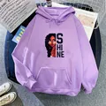 Vue à plat d'un sweat à capuche lilas avec imprimé SHINE et poche kangourou sur fond tendance - S / Mauve Clair