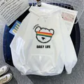 Dettaglio felpa con cappuccio bianca oversize con stampa orso e occhiali arcobaleno - S / Bianco