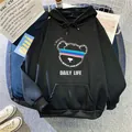 Dettaglio felpa con cappuccio nera con stampa orsetto e tasca a marsupio in cotone - S / Nero