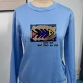 Dettaglio felpa girocollo azzurra con stampa colorata di lische di pesce e scritte - S / Celeste