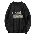 Detail van Good Luck-print en artistieke penseelstreek op zwart oversized sweatshirt - S / Zwart