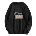 Detail eines schwarzen Crewneck-Sweatshirts mit A' You OK Aufdruck und Rippbündchen - S / Schwarz