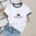Sommeroutfit für Damen mit Kirschprint-T-Shirt und blauen Denim-Shorts im Used-Look - S / Weiß mit schwarzem Besatz