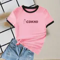 Rosa T-Shirt mit Rundhalsausschnitt, Kontrastbesatz und lässigen Denim-Shorts - S / Rosa und Schwarz
