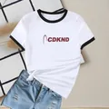 Detail eines weißen Baumwoll-T-Shirts mit schwarzem Kontrastkragen und CDKND-Grafik - S / Weißschwarz