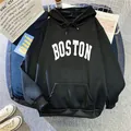Primer plano de sudadera negra con capucha con letras BOSTON blancas y bolsillo canguro - S / Negro