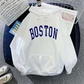 Detalle de sudadera blanca con capucha, letras Boston azules y bolsillo de canguro - S / Blanco