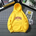 Vue à plat du sweat à capuche jaune vif avec imprimé lettres Chicago USA et poche kangourou - M / Jaune