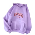 Détail d'un sweat à capuche violet oversize avec imprimé Chicago et une poche kangourou - M / Violet