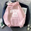 Détail d'un sweat à capuche rose oversize avec imprimé vintage Newport 1984 Beach - Rose Foncé
