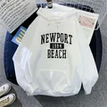 Détail à plat du sweat à capuche blanc avec imprimé Newport 1984 Beach et poche kangourou - Blanc