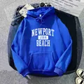 Détail du sweat à capuche bleu roi Newport 1984 avec imprimé vintage et poche kangourou - Bleu Royal