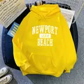 Détail du sweat à capuche jaune avec imprimé Newport 1984 Beach et poche kangourou - Jaune