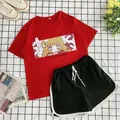 Completo estivo t-shirt rossa con stampa anime e pantaloncini sportivi neri - M / Rosso