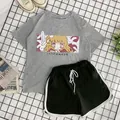 Dettaglio in piano della maglietta grigia con stampa anime e pantaloncini con coulisse - M / Grigio