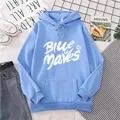 Detailansicht des himmelblauen Hoodies mit weißem Schriftzug und Rippbündchen - S / Himmelblau